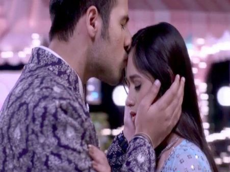 16 વર્ષની એક્ટ્રેસ સાથે Kissing સીન? પણ પછી થયું કંઇક આમ...