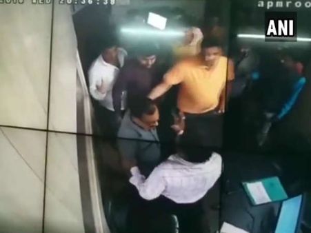 Video: બીજેપી નેતાની ગુંડાગીરી, ટોલ કર્મચારીઓને માર્યા