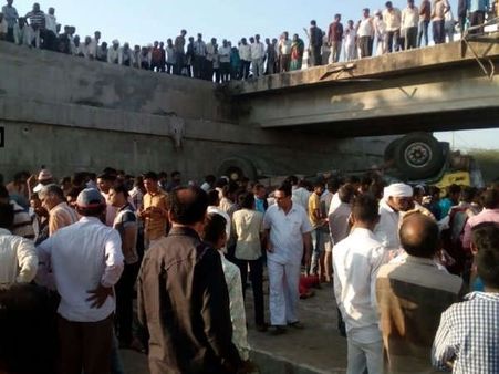 ભાવનગર: લોકોથી ભરેલો ટ્રક પડ્યો નાળામાં, 27 જાનૈયાની મોત