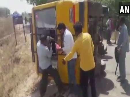 ગુજરાતના અમરેલીમાં સ્કૂલ બસ ઊંઘી વળતા, 20 વિદ્યાર્થી ઇજાગ્રસ્ત
