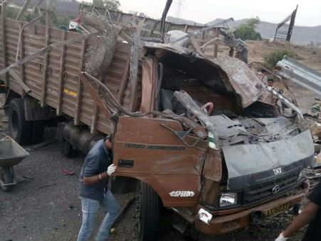 પુણેમાં ભયંકર રોડ દુર્ઘટના, 17 લોકોની મૌત, 13 ઘાયલ