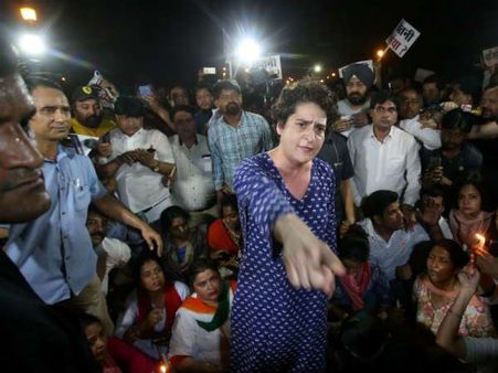 કેન્ડલ માર્ચમાં પ્રિયંકા ગાંધીએ લોકોને મારી કોણી અને ધક્કો, જાણો કેમ?