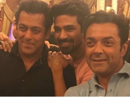 રેસ 3 ટીમ સાથે સલમાને કરી જોરદાર પાર્ટી, જુઓ તસવીરો