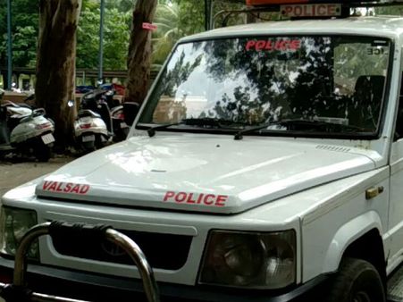 વલસાડમાં બુટલેગરો બેફામ, પોલીસ પર ગાડી ચઢાવતા ફાયરિંગ