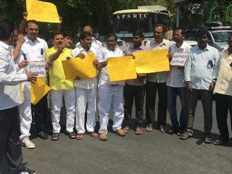 આંધ્રપ્રદેશમાં અમિત શાહના કાફલા પર હુમલો, પત્થર ફેંક્યા