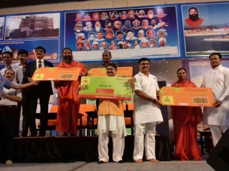 બાબા રામદેવે લોન્ચ કર્યું પતંજલિ સિમ, 2 જીબી ડેટા સાથે ઇન્સ્યોરન્સ