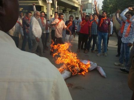 કૉંગ્રેસના નેતાના અભદ્ર નિવેદનથી ભાજપ ઉશ્કેરાયું, કૉંગ્રેસ કાર્યલય પર કર્યો હલ્લાબોલ