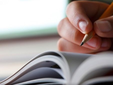 કામ કરતા કરતા સાંભળતા શિક્ષકોના લેક્ચર