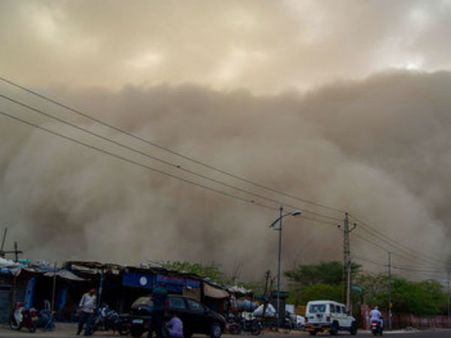 ધૂળના ડમરીઓ સાથે વાવાઝોડુ