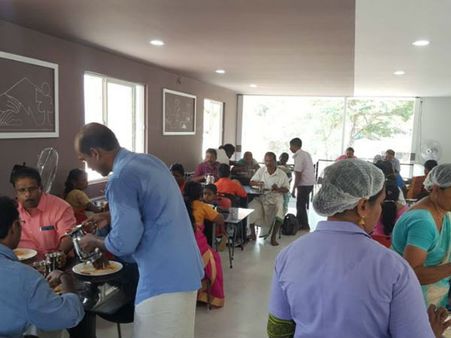 ભોજન છે મફત