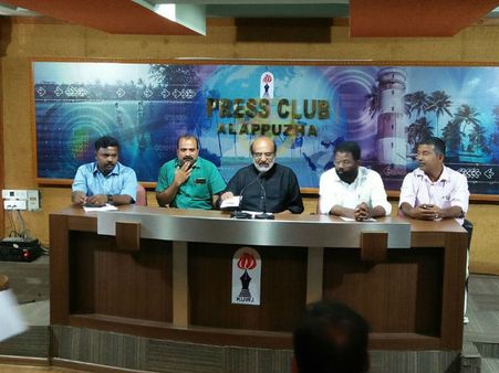 કાર્યકર્તાઓ આપે છે સેવા