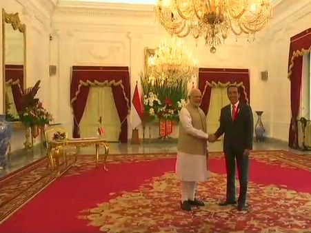 જકાર્તાના મરડેકા પેલેસમાં રાષ્ટ્રપતિ વિડોડોએ કર્યુ પીએમ મોદીનું સ્વાગત