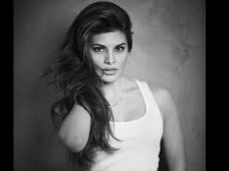 જેકલીનની કાર અને ઓટોરિક્ષા ટકરાયા