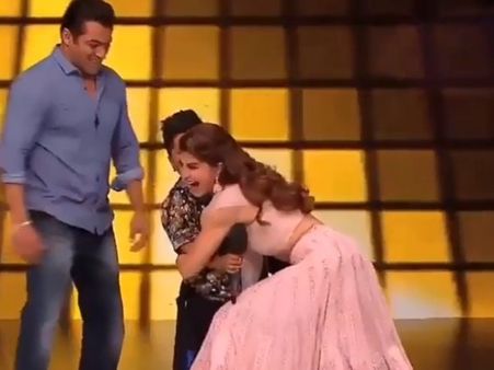 શો માં બાળકને બળજબરીથી ગળે લગાવીને ટ્રોલ થયા સલમાન-જેકલીન