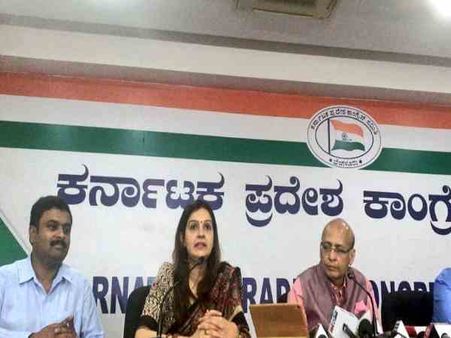 કોંગ્રેસ ઘ્વારા હુમલો કરવામાં આવ્યો કોંગ્રેસ ઘ્વારા હુમલો કરવામાં આવ્યો