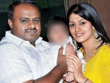 આ સુંદર અભિનેત્રી સાથે બીજા લગ્ન અને બાળકને લઈ વિવાદમાં સપડાયા હતા કુમાર સ્વામી, આવી રીતે ખુલ્યો