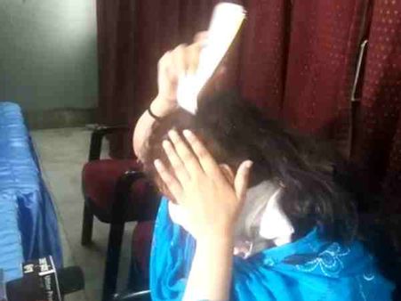 મીડિયાકર્મીઓ સામે વાળ કાપ્યા