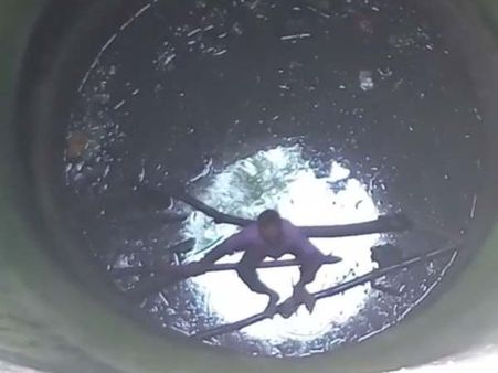 લાકડાંના સહારે બેસી રહ્યો