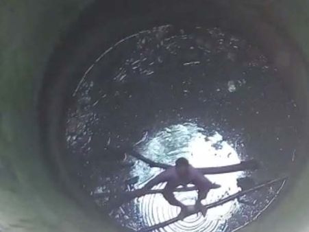 યુવાન માણસે સાંભળ્યો અવાજ