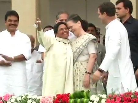 ખોવાયેલી બહેનોની જેમ મળ્યા સોનિયા-માયાવતી