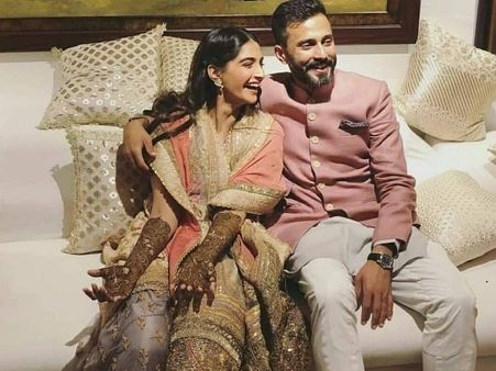 VIDEO: સોનમ કપૂરે હાથોમાં લગાવી મહેંદી, આનંદ આહૂજા સાથે કર્યો ડાંસ