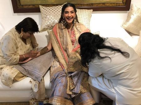 ગુલાબી રંગના ડ્રેસમાં સજ્જ સોનમ