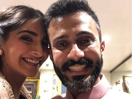 સાંવરિયા આનંદ પણ પહોંચ્યા મહેંદીમાં