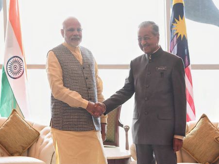 પટાયામાં પીએમ મોદી મળ્યા મલેશિયાના પીએમ મહાથિર મોહમ્મદને