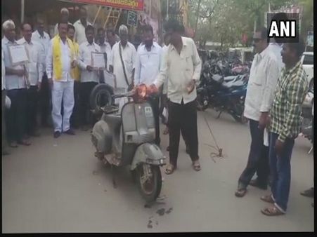 પોતાના સ્કુટરને આગ પોતાના સ્કુટરને આગ