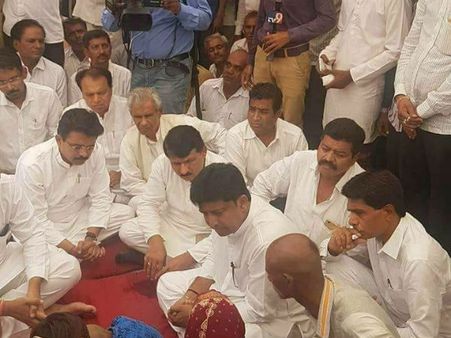 કૉંગ્રેસ પ્રતિનિધિમંડળે મૃતકના પરિવારની લીધી મુલાકાત કૉંગ્રેસ પ્રતિનિધિમંડળે મૃતકના પરિવારની લીધી મુલાકાત