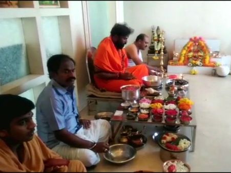 કર્ણાટક ચૂંટણીઃ પરિણામો પહેલા શ્રીરામૂલુ, કુમારસ્વામીએ કરી પૂજા-અર્ચના