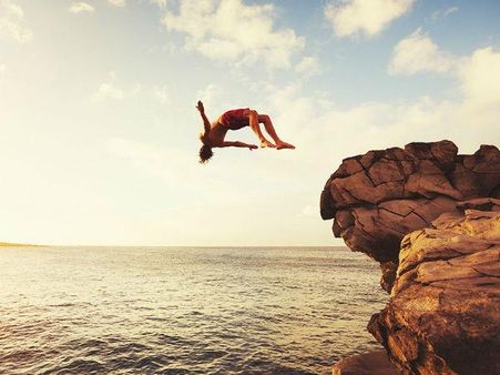 ટેકરીઓ પરથી નદીમાં કૂદવાની મજા