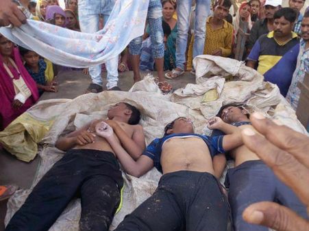 સાબરમતીમાં ડુબી જતાં ત્રણ યુવાનો મોતને ભેટ્યા, ત્રણ યુવાનોનો આબાદ બચાવ