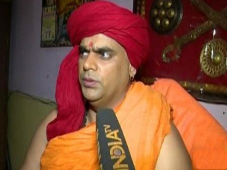 ‘નોટો પર ગાંધીની જગ્યાએ સાવરકરની તસવીર’ હિંદુ મહાસભાની માંગ