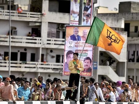 આ ગીતોને રાગિની ગાયક સંતરામ બંજારાએ ગાયુ છે આ ગીતોને રાગિની ગાયક સંતરામ બંજારાએ ગાયુ છે