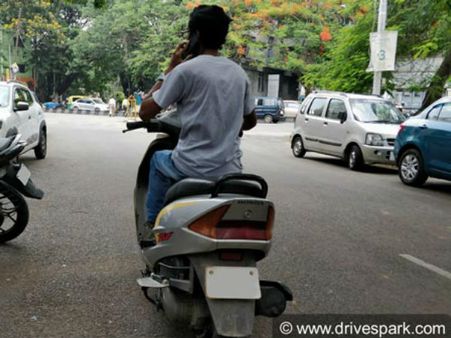 રાઈડિંગ સમયે મોબાઈલ વાપરવો એ ટ્રાફિકના નિયમોનું ઉલ્લંઘન