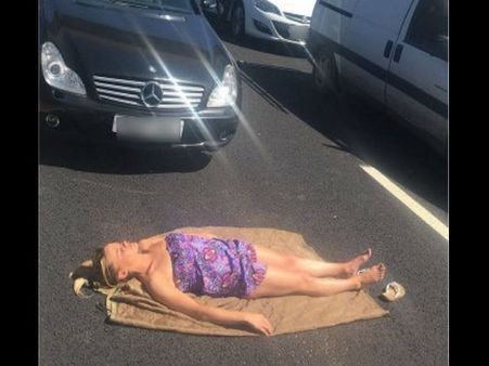 કપડાં ઉતારી રસ્તા પર સનબાથ લેવા લાગી મહિલા, ટ્રાફિક જામ