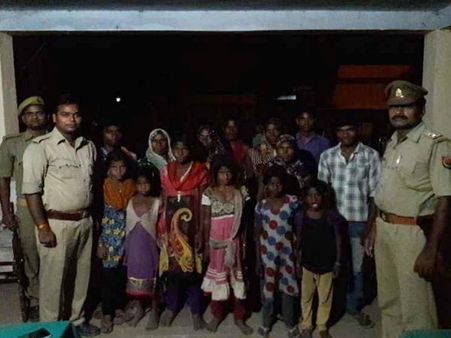 રાત પડતા રસ્તા પાસે બેસી રહી રાત પડતા રસ્તા પાસે બેસી રહી