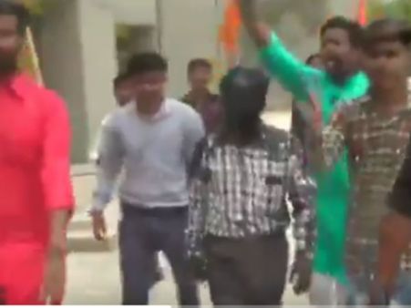 ભાજપની વિદ્યાર્થી પાંખે શિક્ષણ લજવ્યુંઃ કચ્છમાં પ્રોફેસરના મો પર શાહી ફે્ંકી