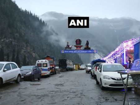 ખરાબ હવામાનના કારણે વચમા જ રોકાયા લોકો