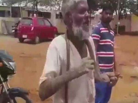 વૃદ્ધ પહોંચ્યો ઓફિસ, મારુ પેંશન આપો નહીં તો કોબ્રાથી કરડાવીશ