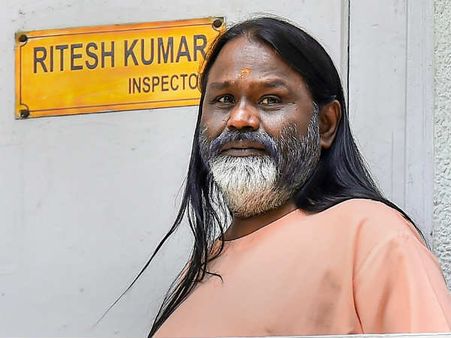 કમિશ્નર સામે રોતા રોતા દાતી મહારાજઃ ‘હું નપુંસક છું, રેપ કરી જ ના શકુ’