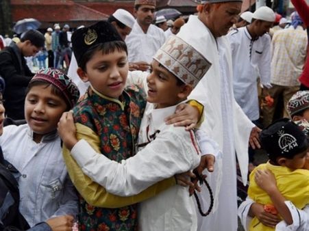 કેરળમાં આજે ઈદ, નમાજ વખતે શશિ થરુર પણ હાજર