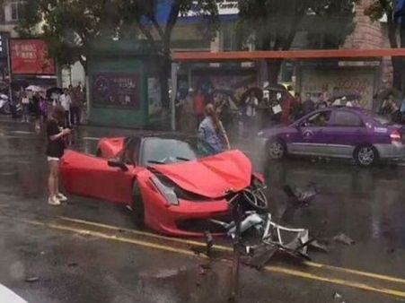 Video: 4.5 કરોડની ફરારી ખરીદી શૉ રૂમથી નીકળી અને પછી...