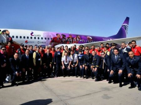 મેદાન બહાર માનવમહેરામણ મેદાન બહાર માનવમહેરામણ