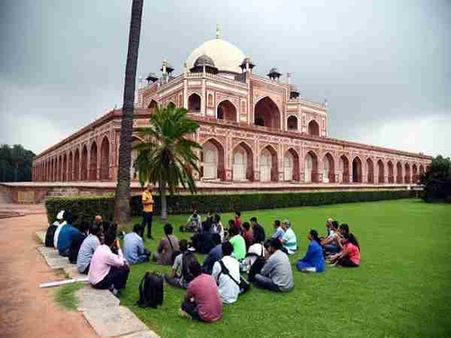 વરસાદી પાણીને લીધે મોટા ભાગના પેઇન્ટિંગને થયું નુકસાન