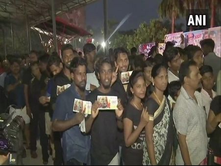 વિવાદો વચ્ચે રિલીઝ થઈ રજનીકાંતની ફિલ્મ, ફેન્સ પર ‘કાલા’ નો ફિવર