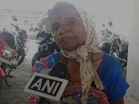 ડીએમ ઓફિસની બહાર ખૂબ ઝડપી ટાઈપિંગ