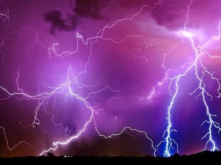 મોબાઈલ થી લઇ રહ્યો હતો કડકતી વીજળીનો ફોટો, ભયંકર પરિણામ