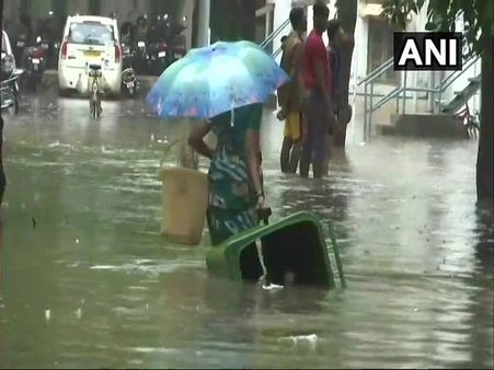 Live: ભારે વરસાદ પડવાથી મુંબઈ બેહાલ, 2 મૌત અને 5 ઘાયલ